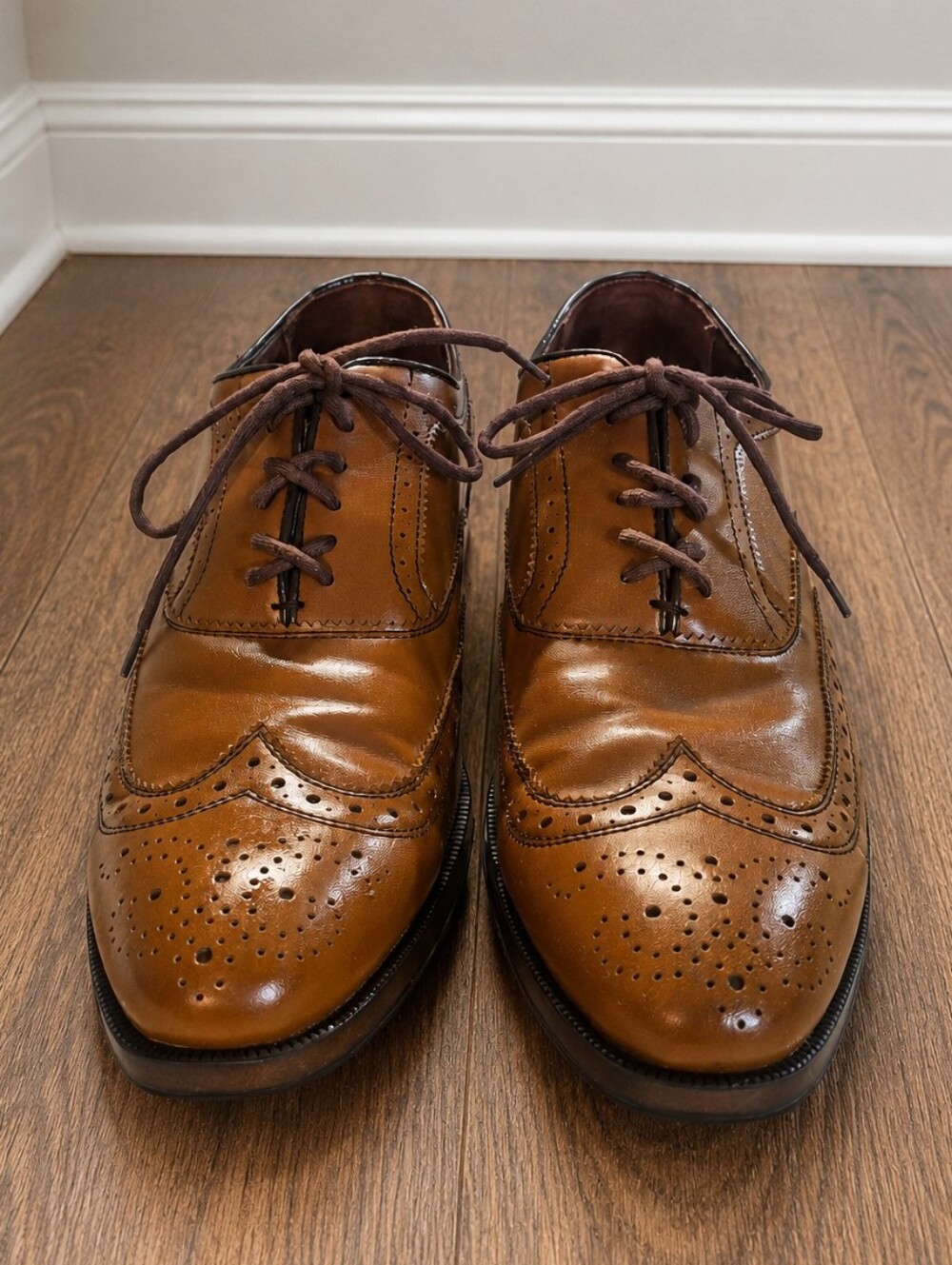 PERRY ELLIS Wingtip Oxfords Mens Dress Shoes. EUC